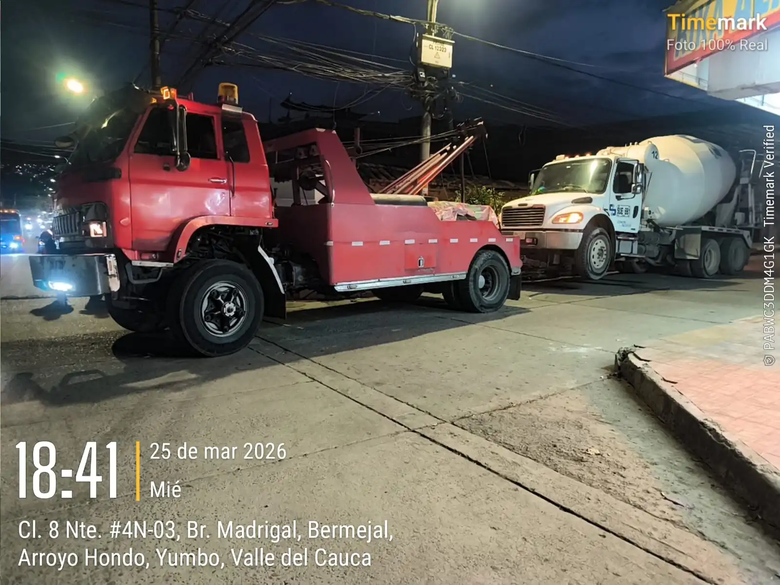 Servicio de asistencia vial nocturna con grúa pluma para vehículo averiado.