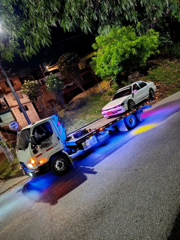 Carro-blanco-rescate-nocturno-cali-grua