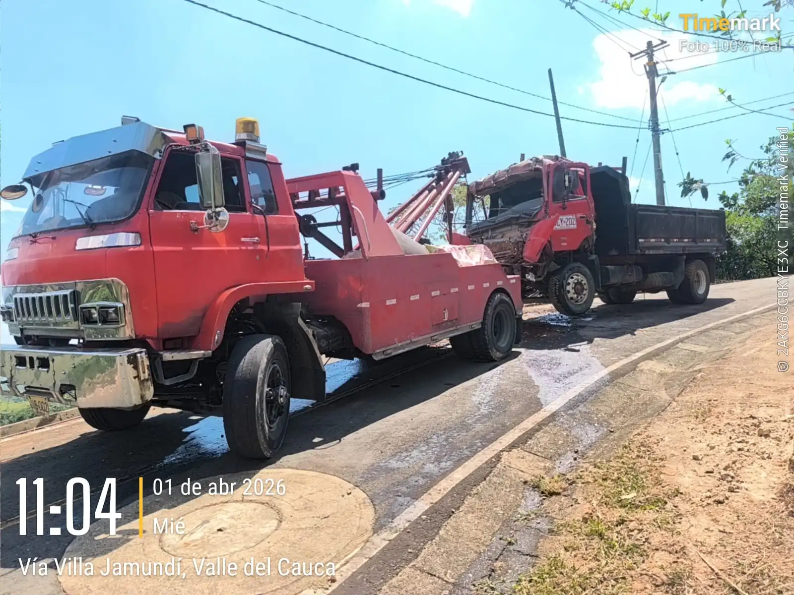 Operación de salvamento vehicular con grúa pluma en zona del Valle.