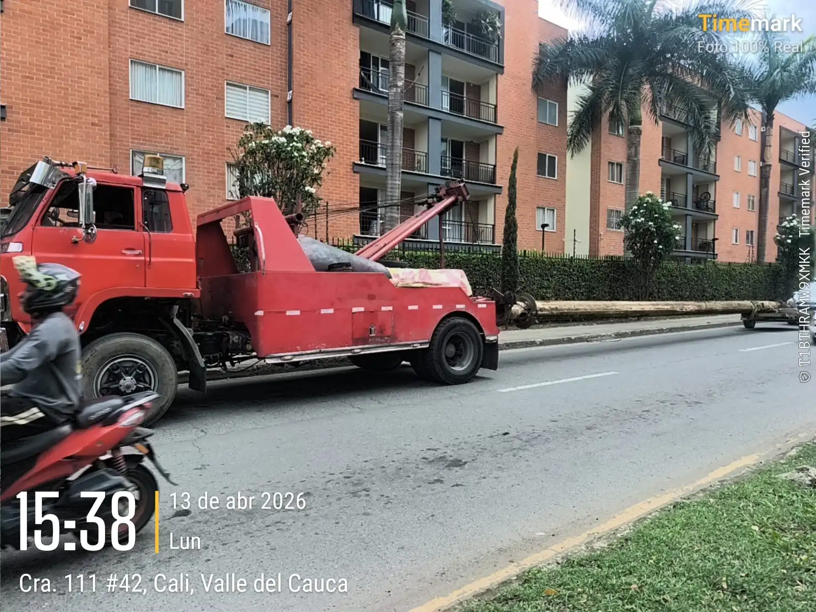 Movimiento de materiales pesados con grúa pluma en el sur de Cali.