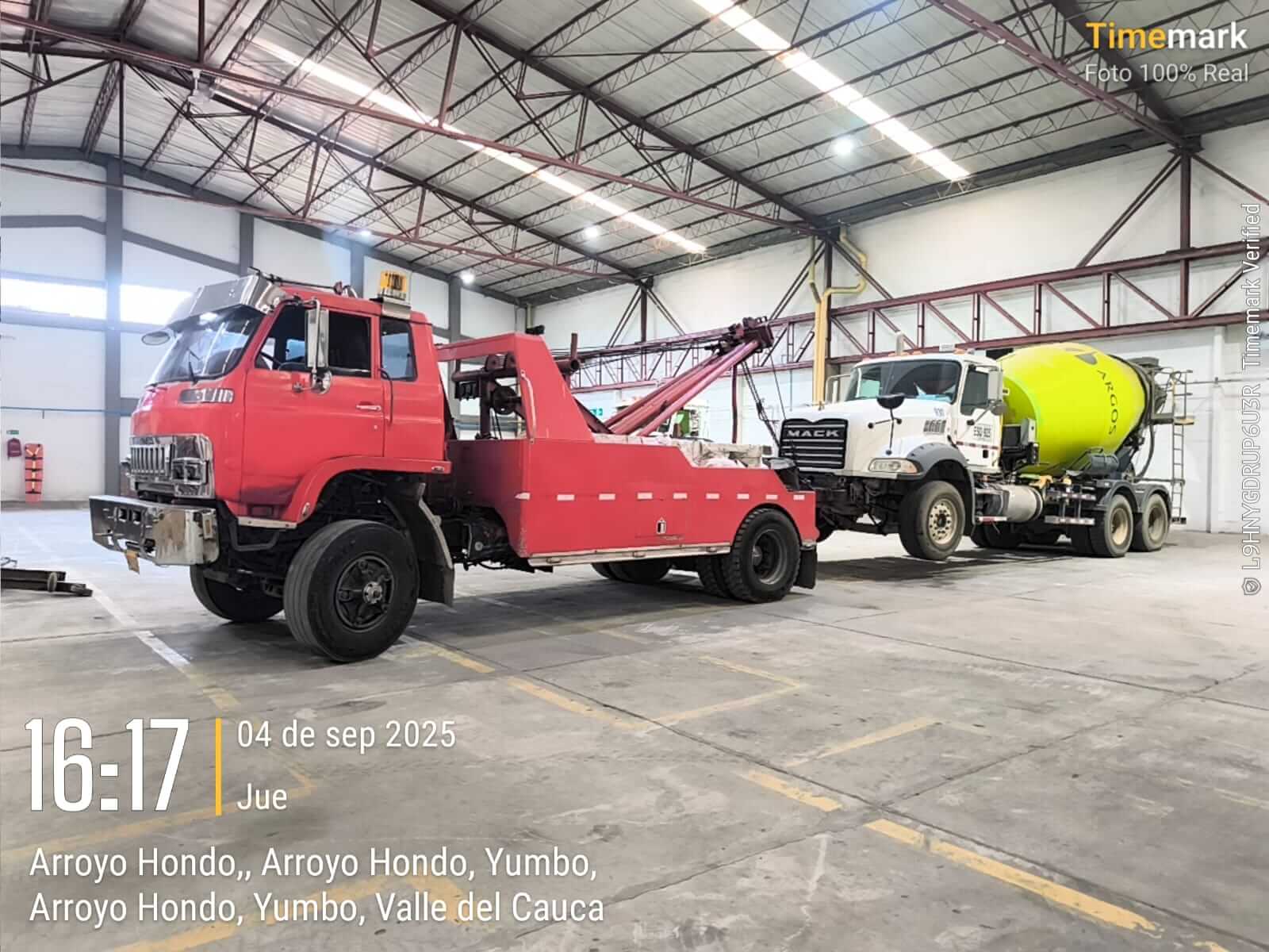 Servicio de grúa con gancho levantando maquinaria pesada en Yumbo.
