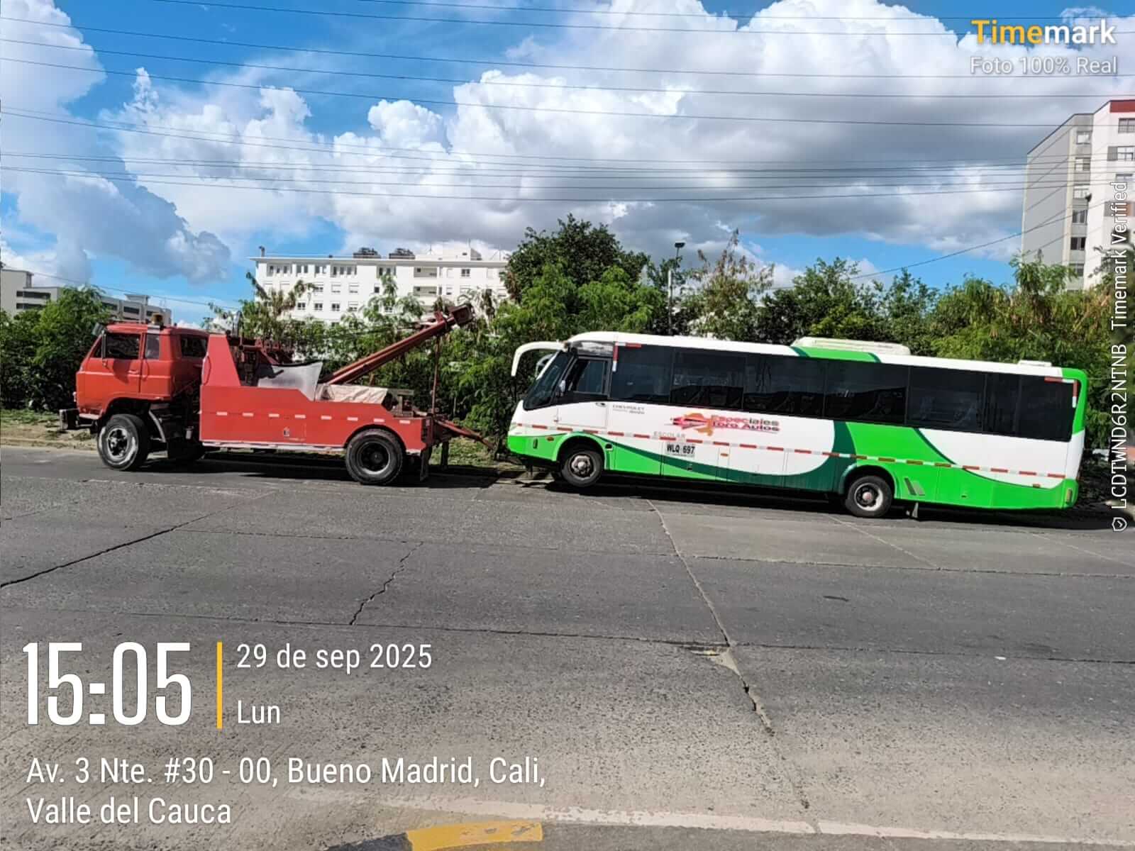 Grúa de rescate pesado moviendo un bus en el valle.