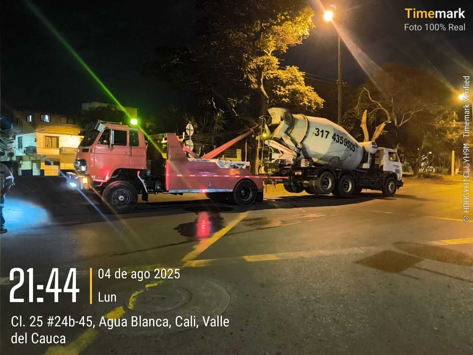 Servicio de carga y equipos industriales con grúa tipo pluma.